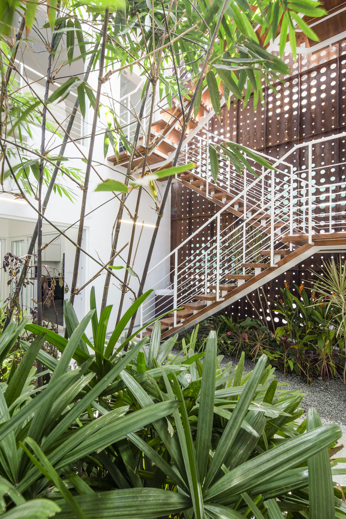 the-breathing-wall-residence-14