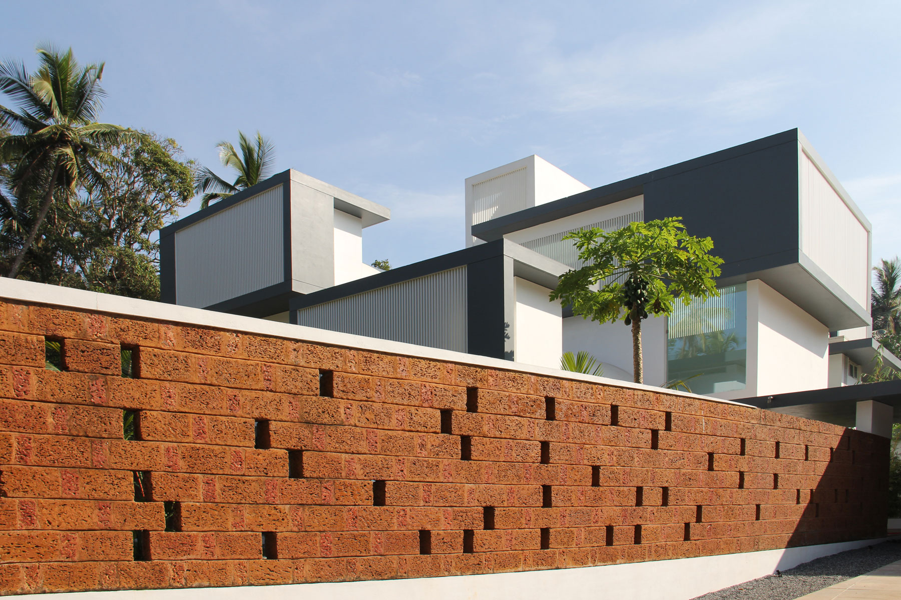 the-running-wall-residence-8