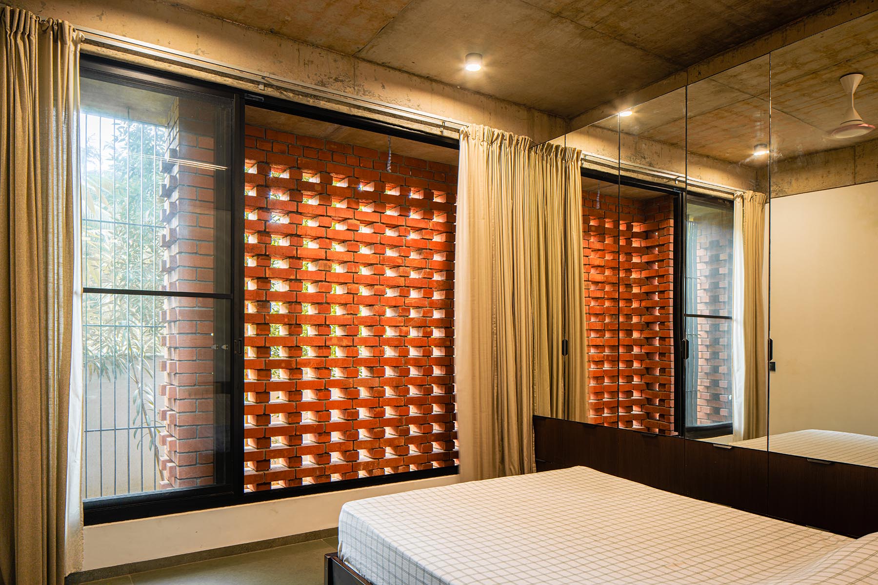 the-house-veiled-in-brick-21