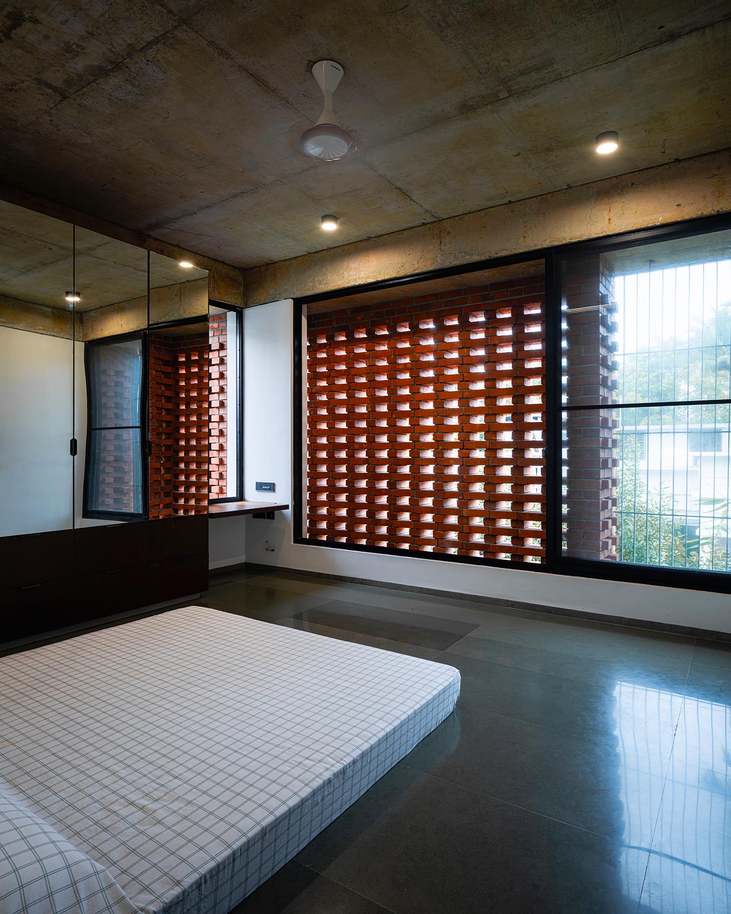 the-house-veiled-in-brick-25