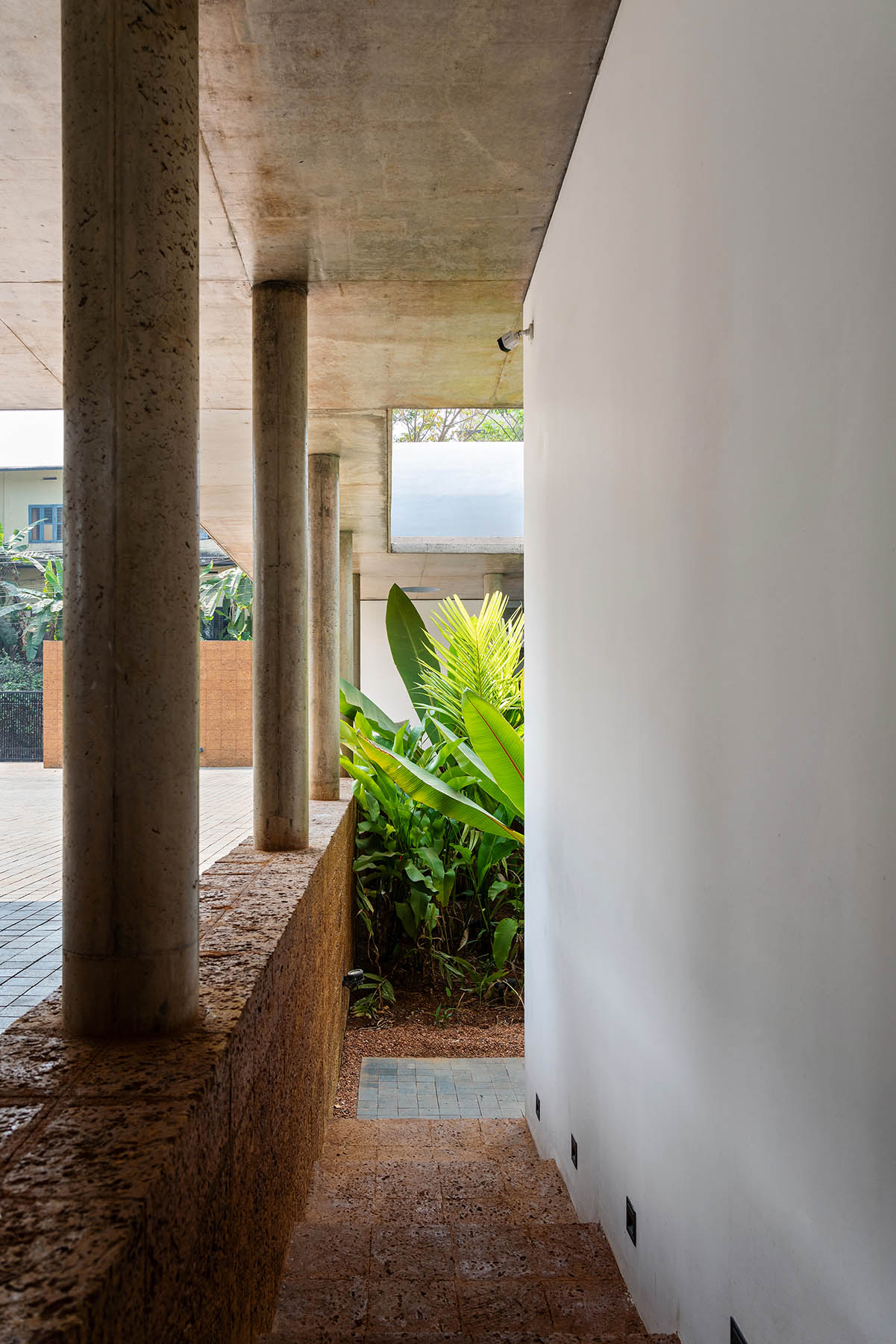 the-stoic-wall-residence-15