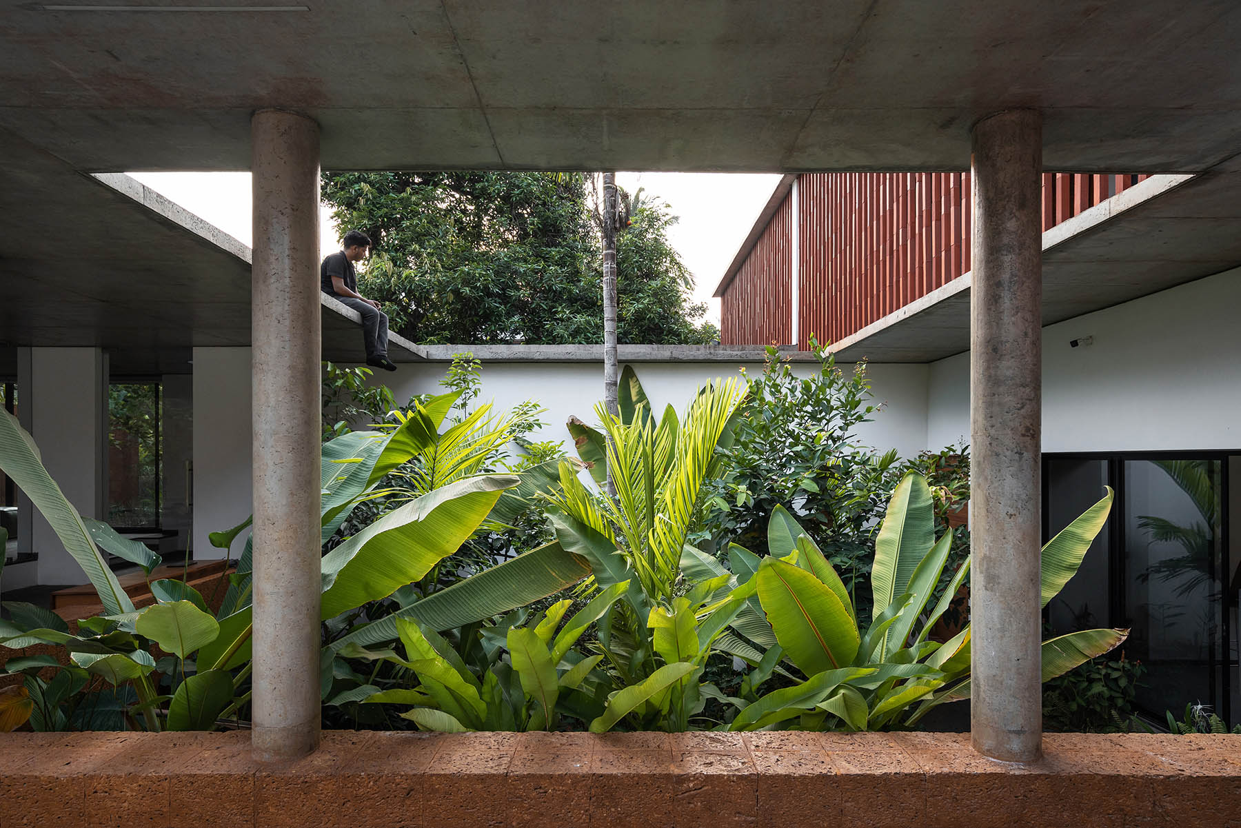 the-stoic-wall-residence-17
