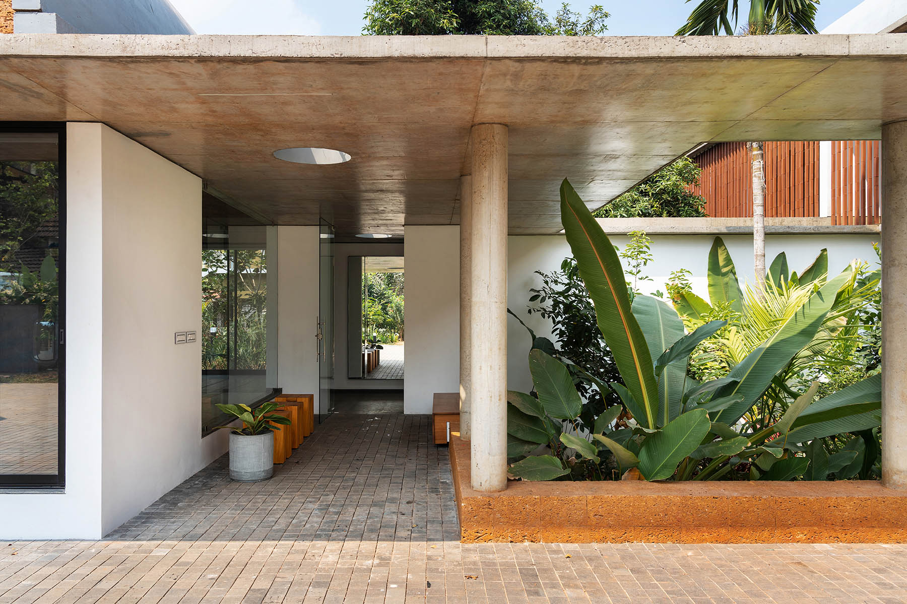 the-stoic-wall-residence-18
