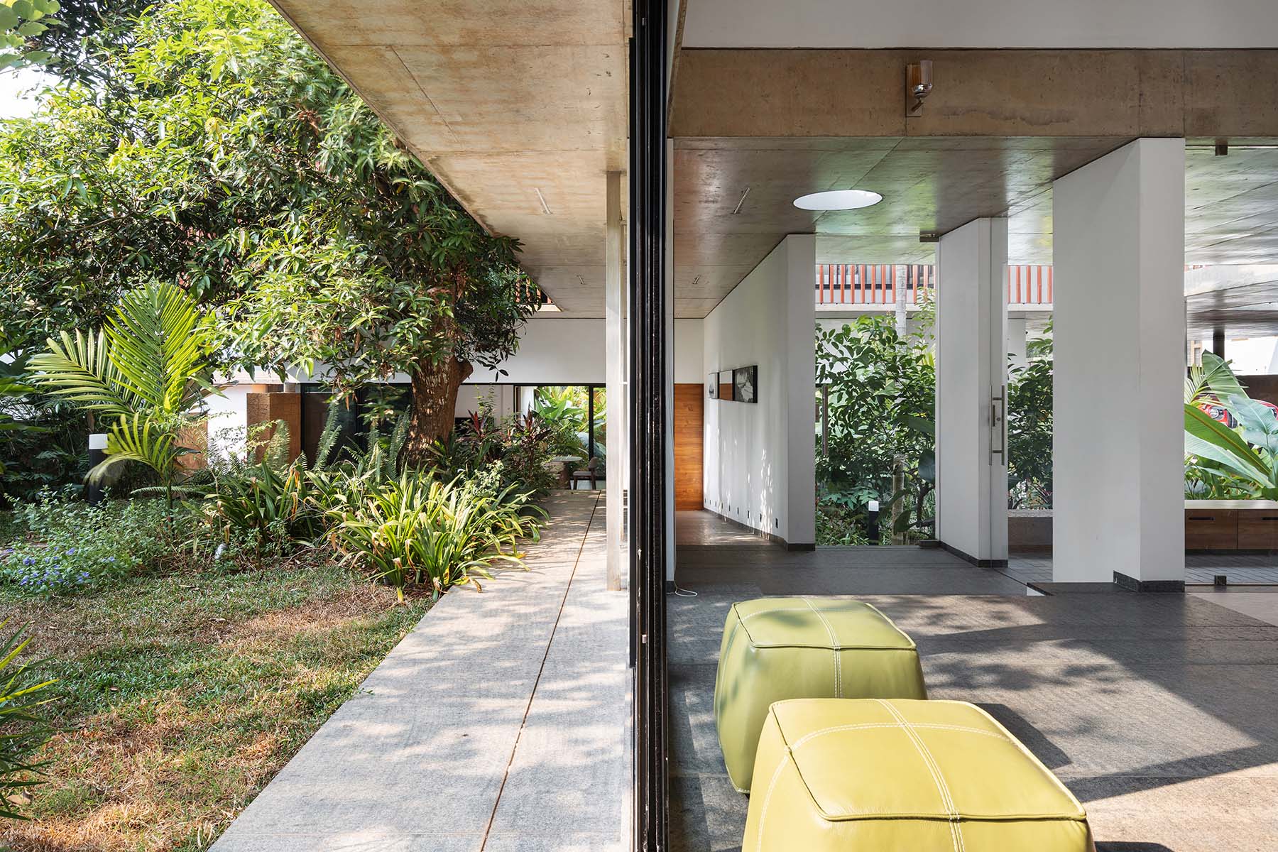 the-stoic-wall-residence-28
