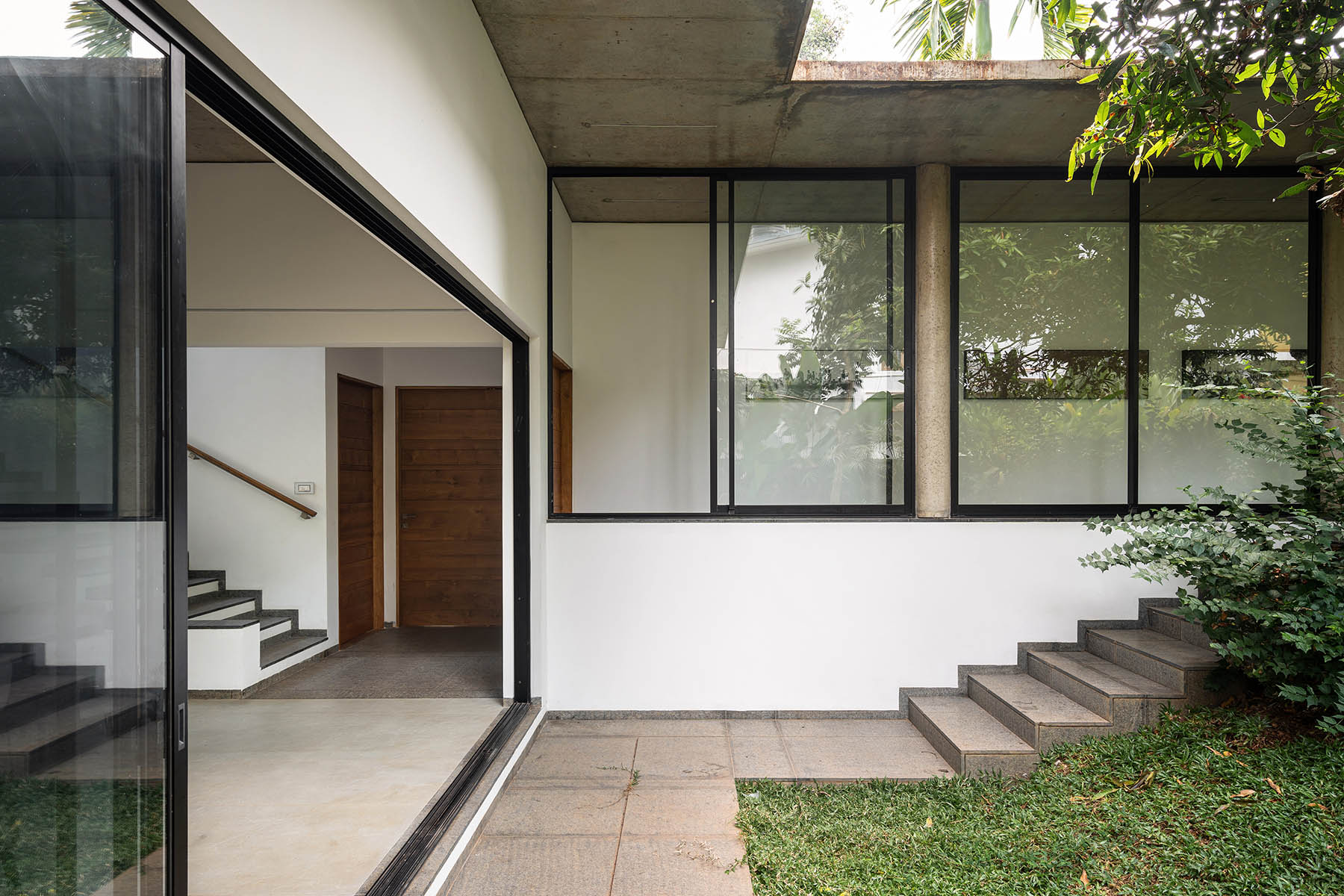 the-stoic-wall-residence-31