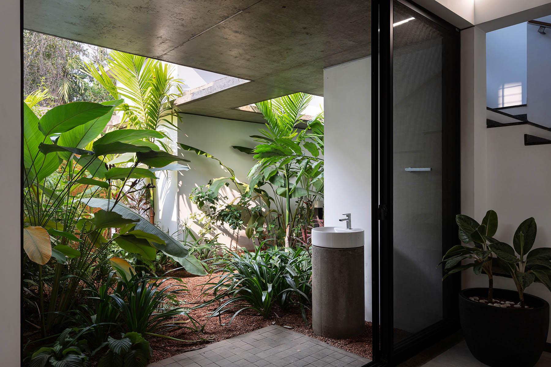 the-stoic-wall-residence-39