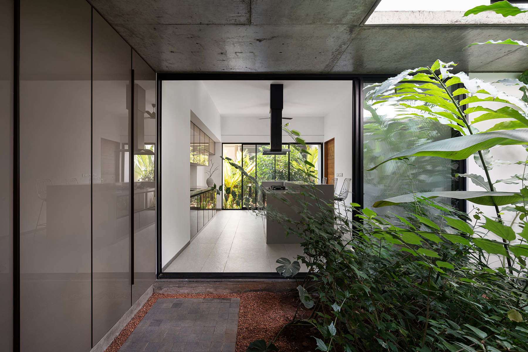 the-stoic-wall-residence-42