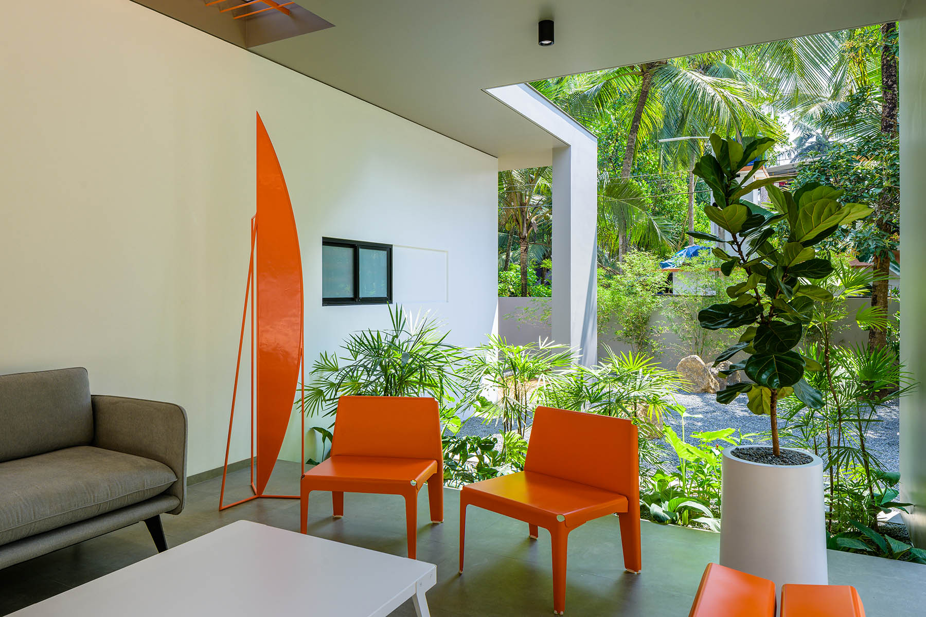 metal-sculpture-for-the-colour-burst-house-1