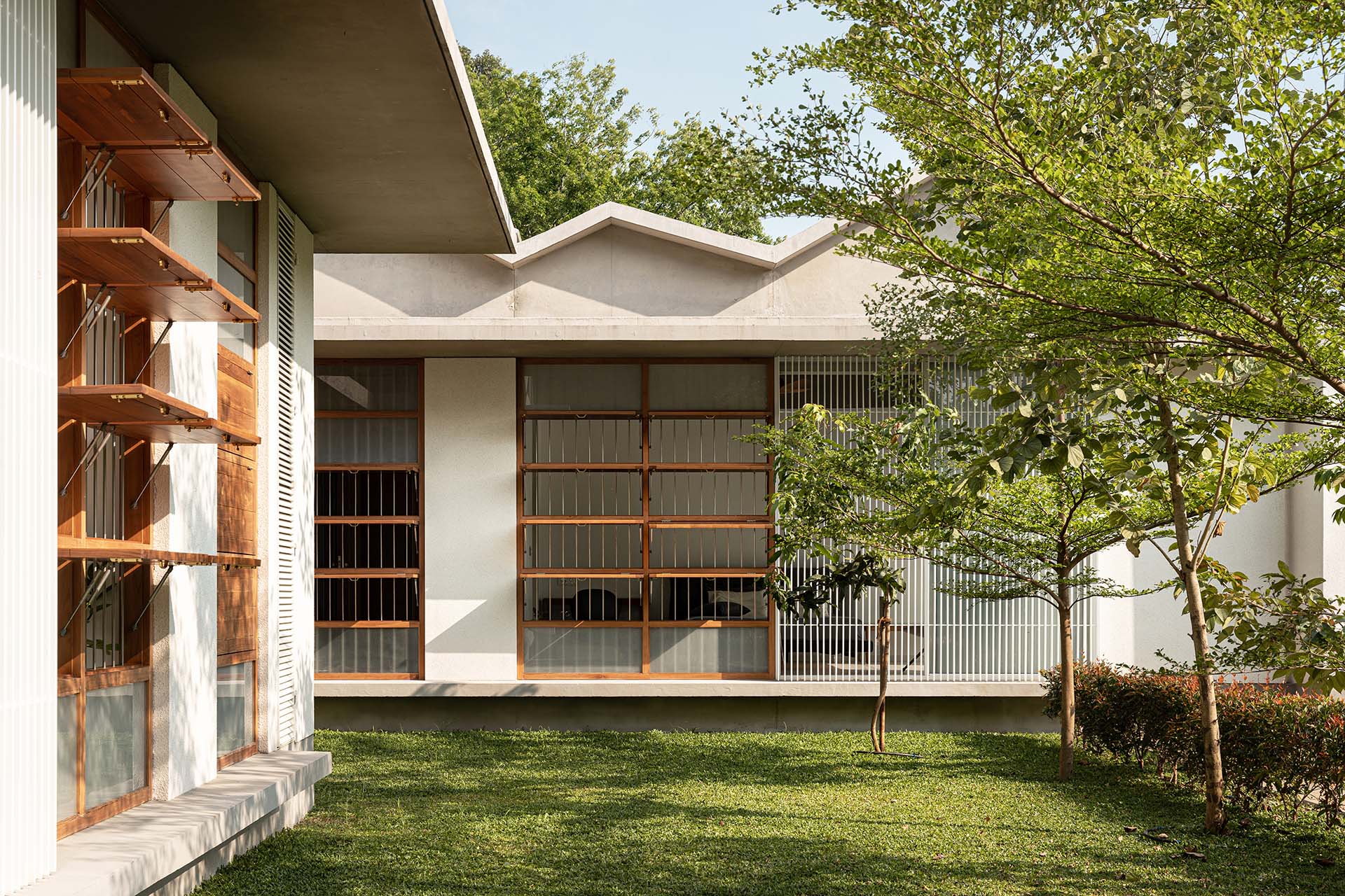 crimped-roof-house-46