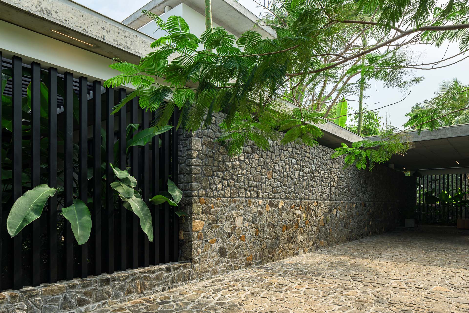 house-that-meets-the-river-12