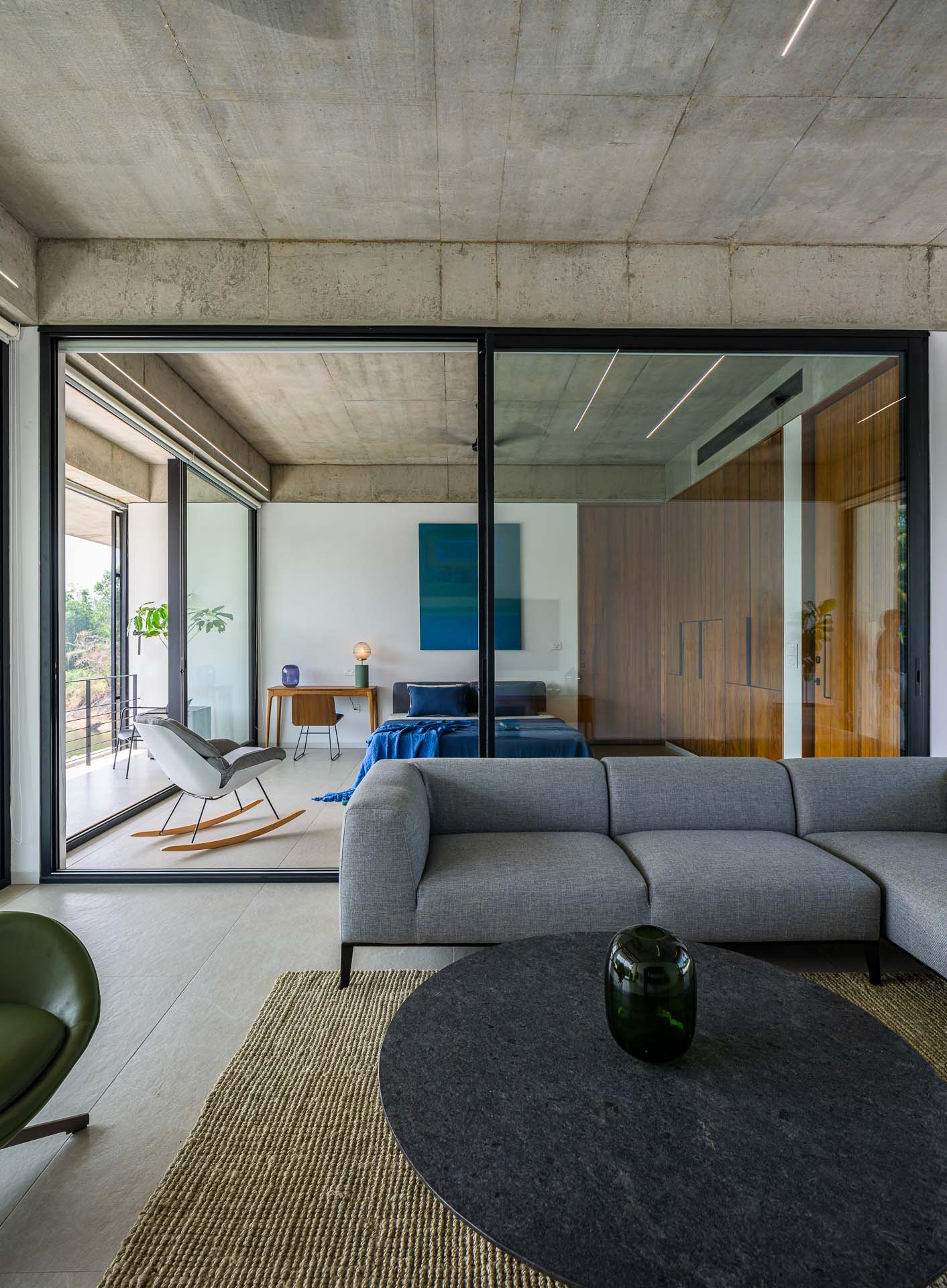 house-that-meets-the-river-85