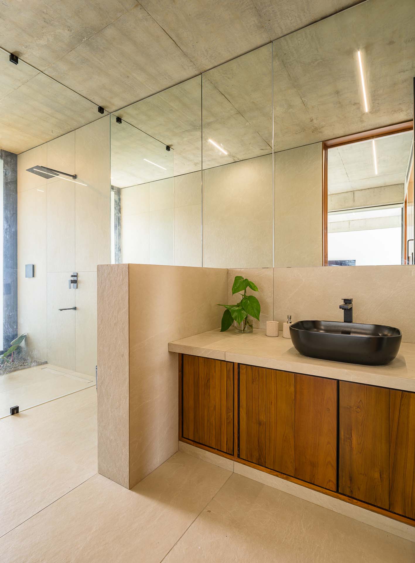 house-that-meets-the-river-92