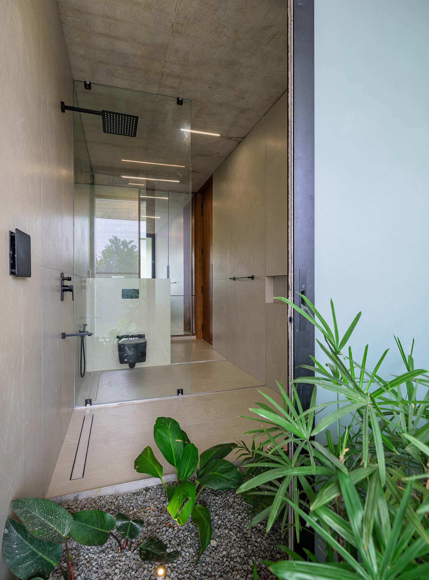 house-that-meets-the-river-93