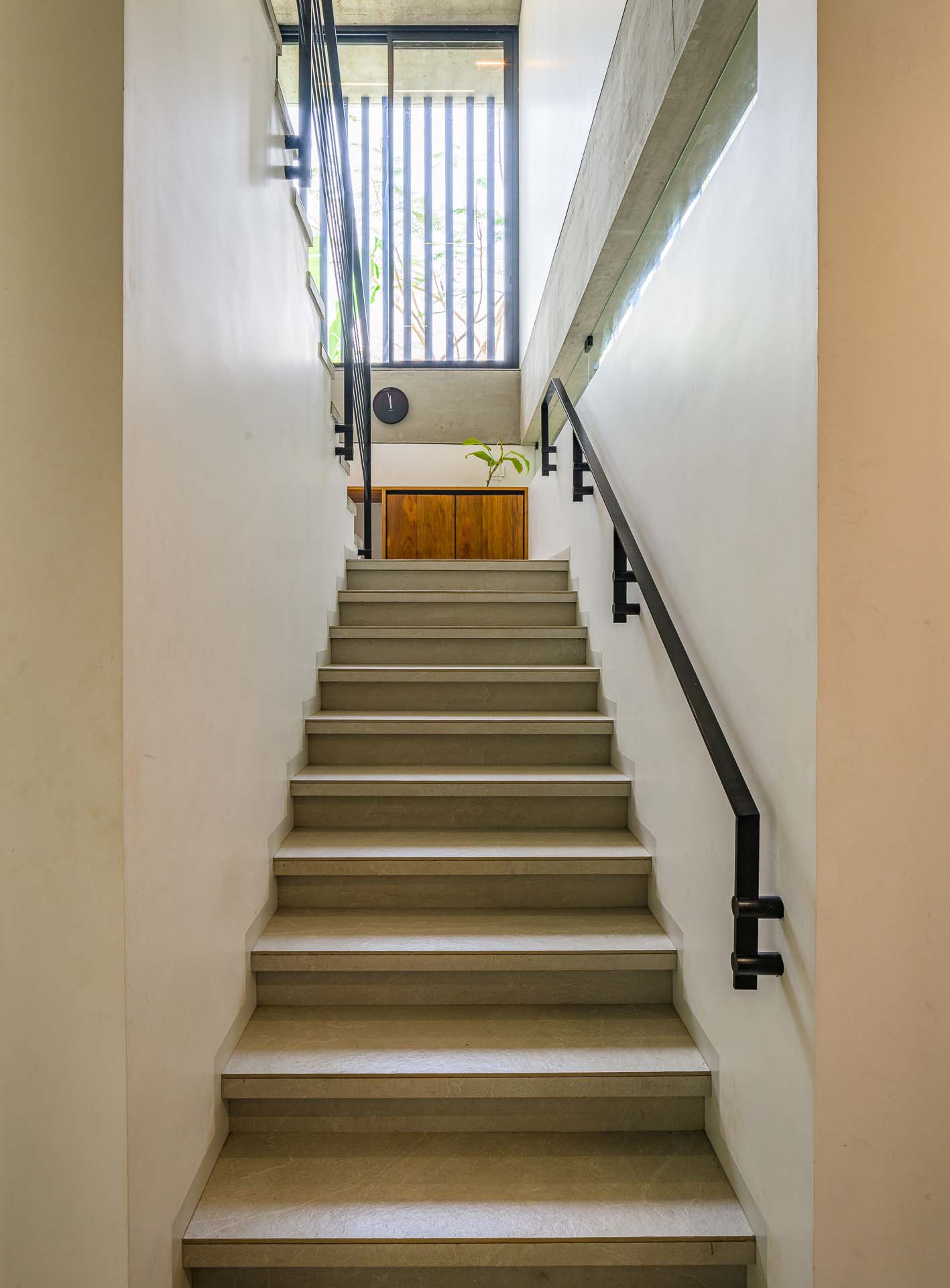 house-that-meets-the-river-94