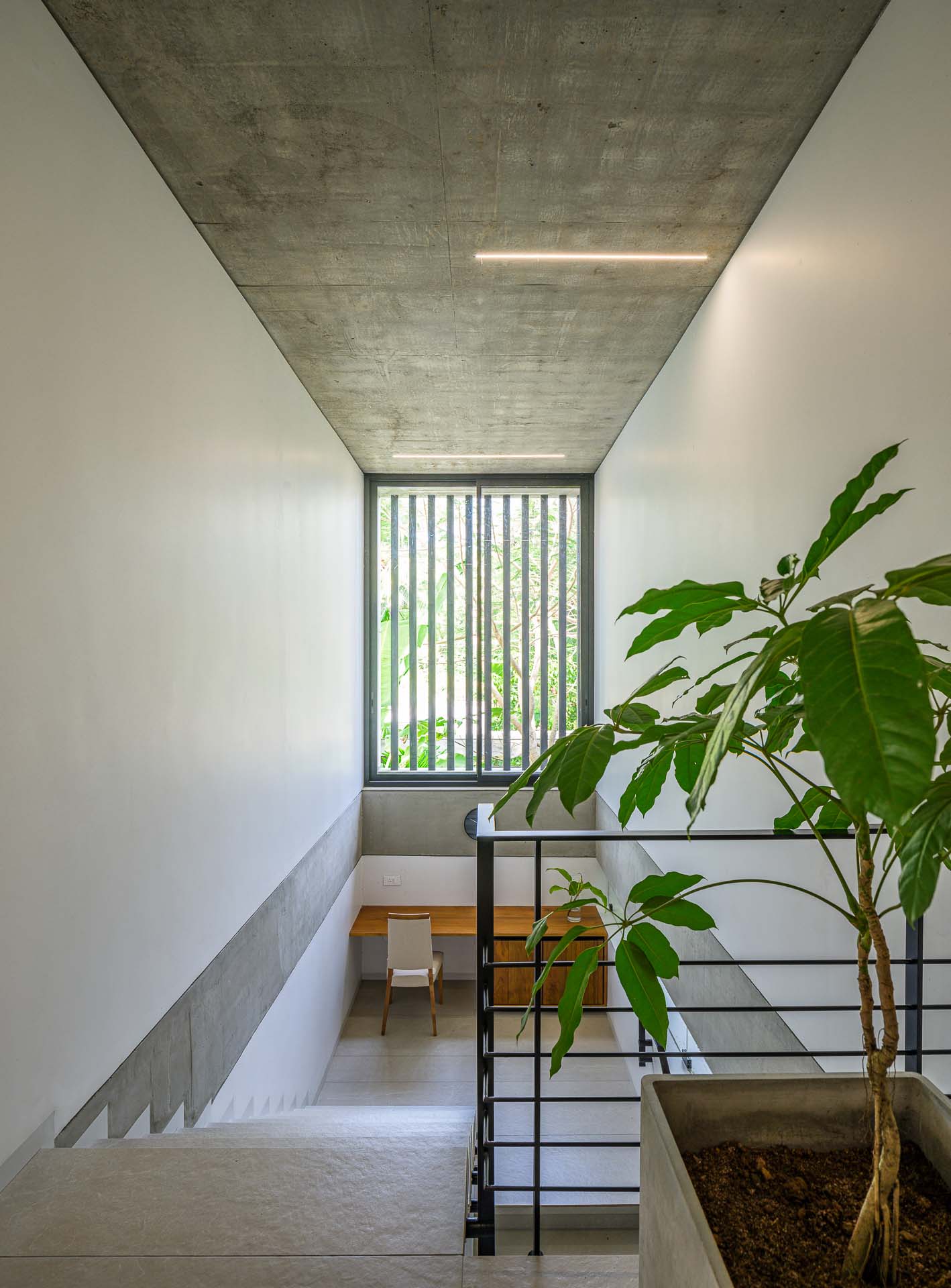 house-that-meets-the-river-95