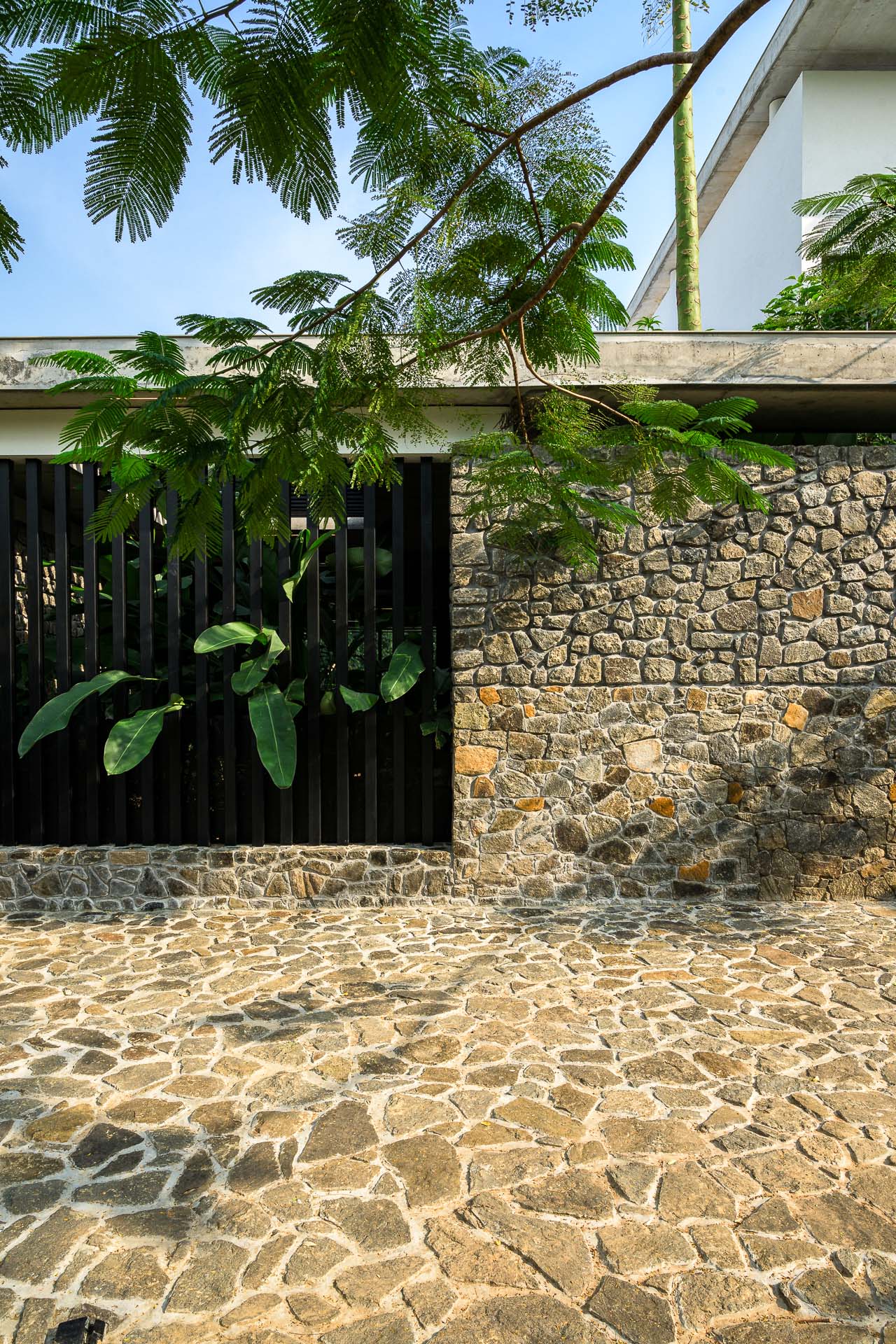 house-that-meets-the-river-13