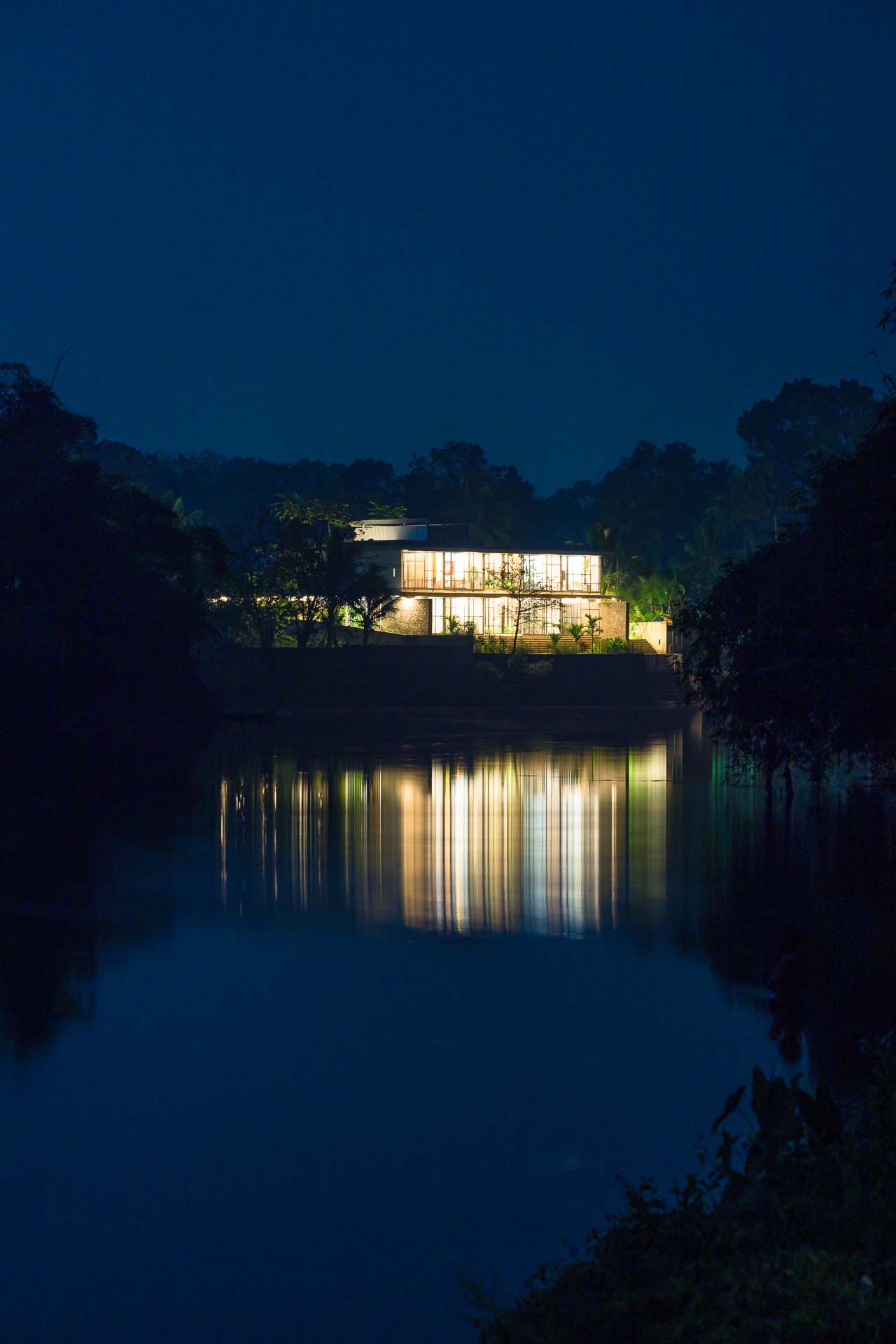 house-that-meets-the-river-100