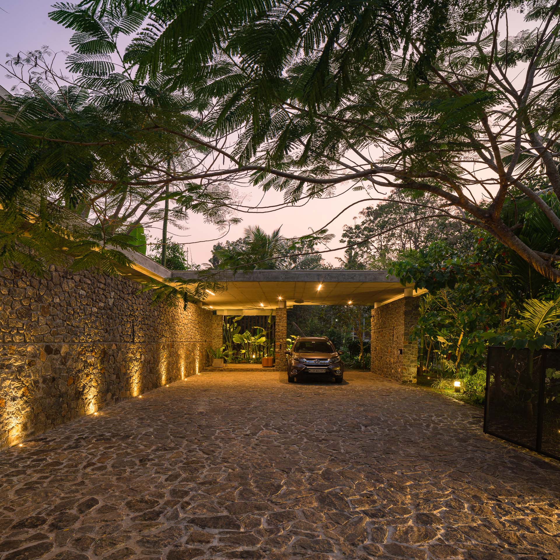 house-that-meets-the-river-104