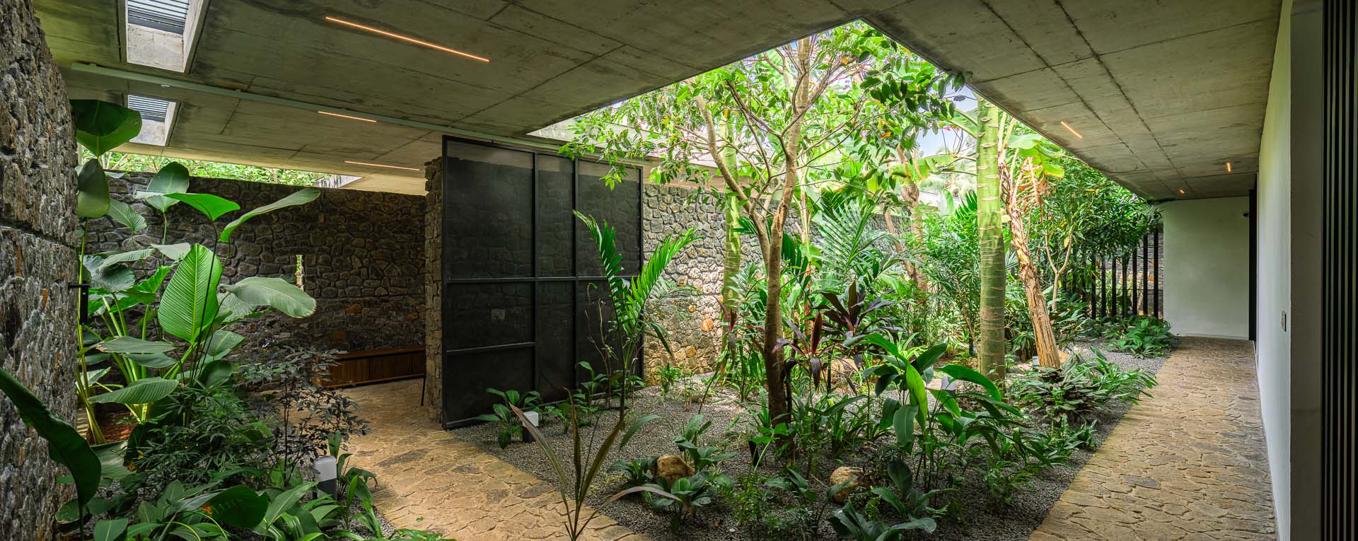 house-that-meets-the-river-17