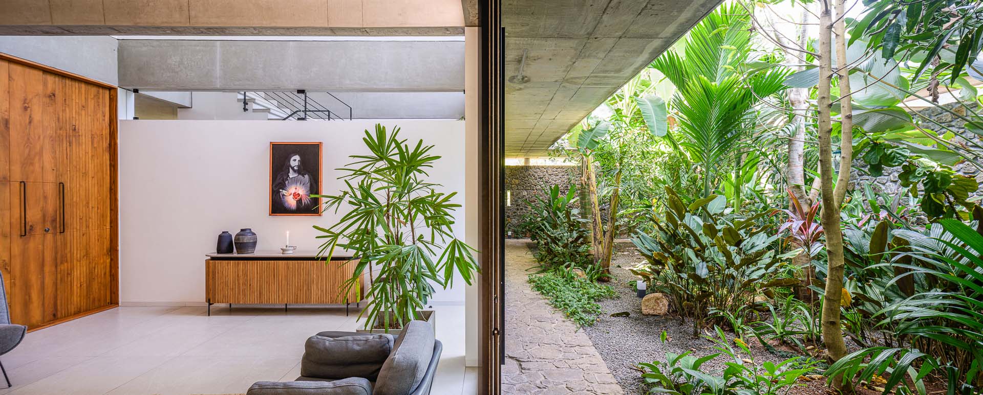 house-that-meets-the-river-21