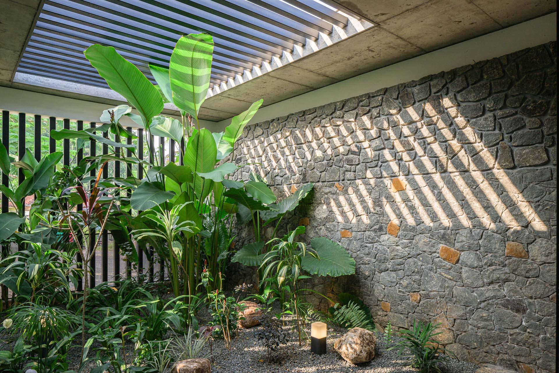 house-that-meets-the-river-39