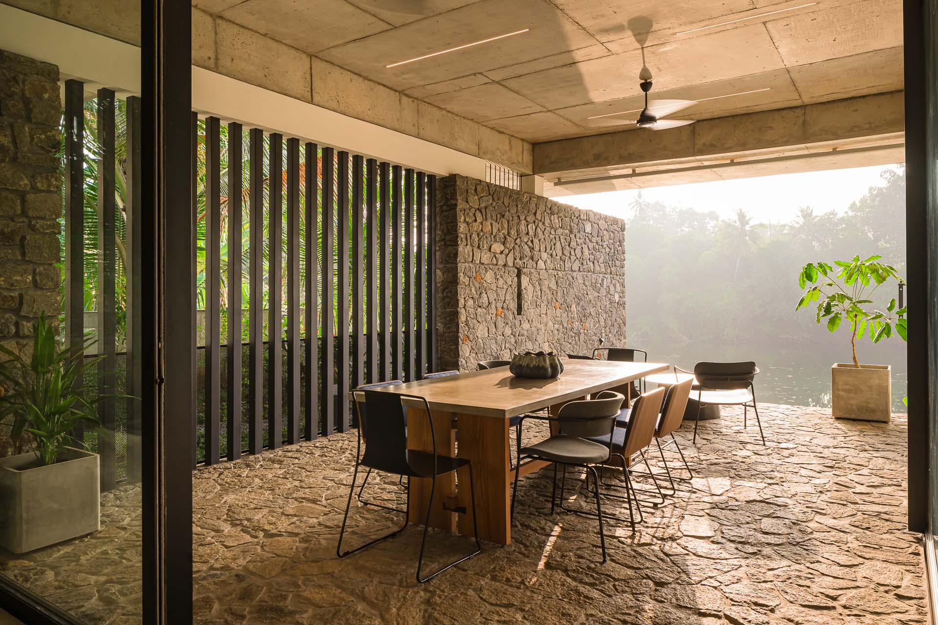 house-that-meets-the-river-42