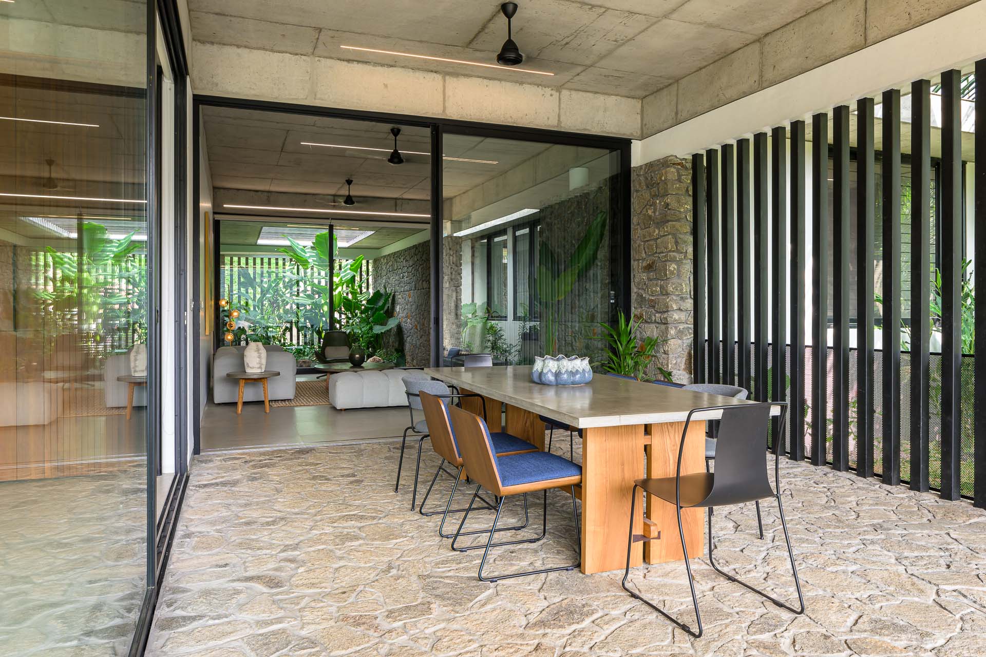 house-that-meets-the-river-45