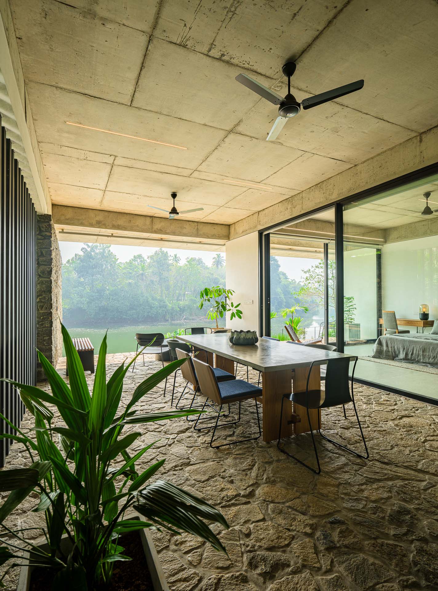 house-that-meets-the-river-46