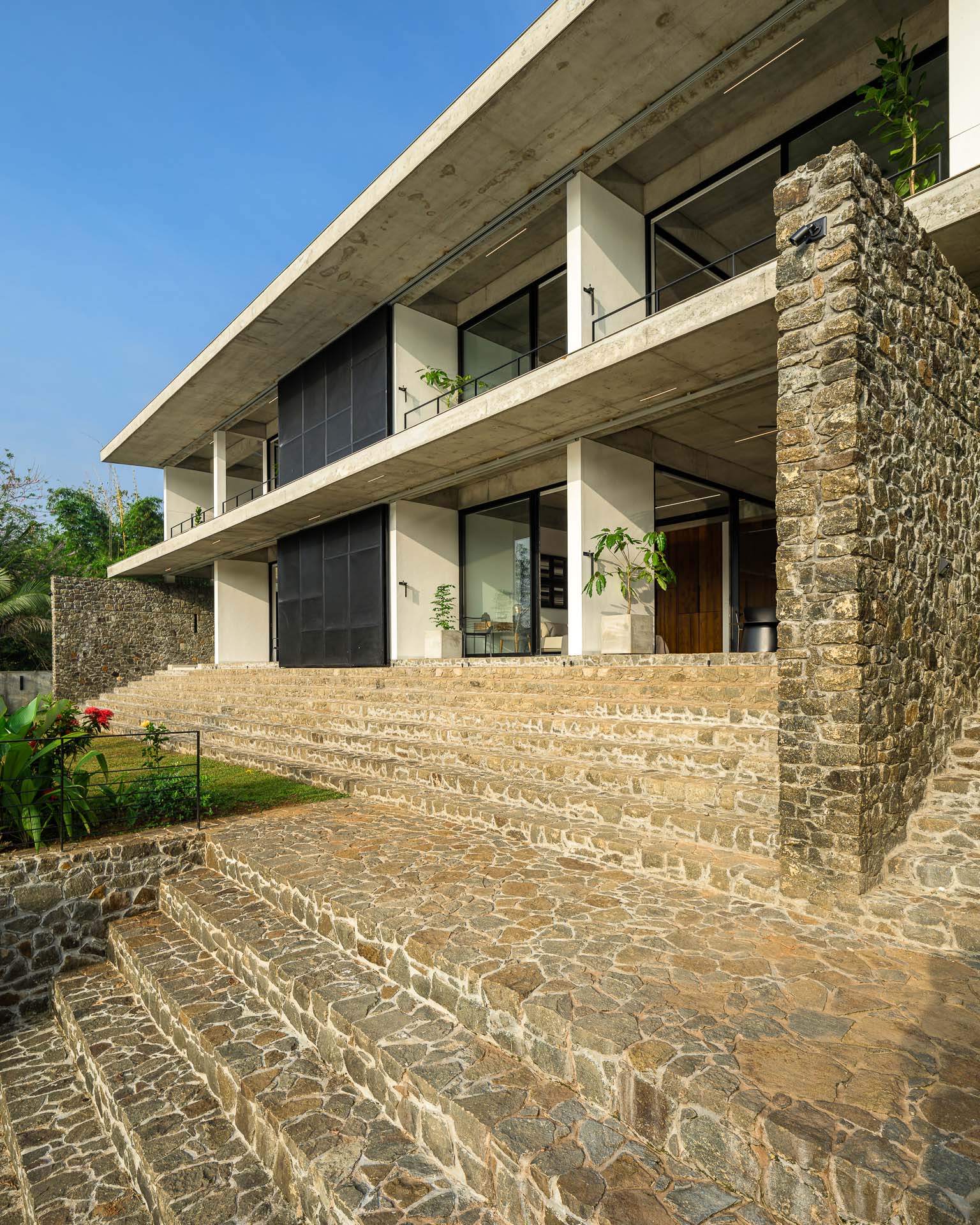 house-that-meets-the-river-50