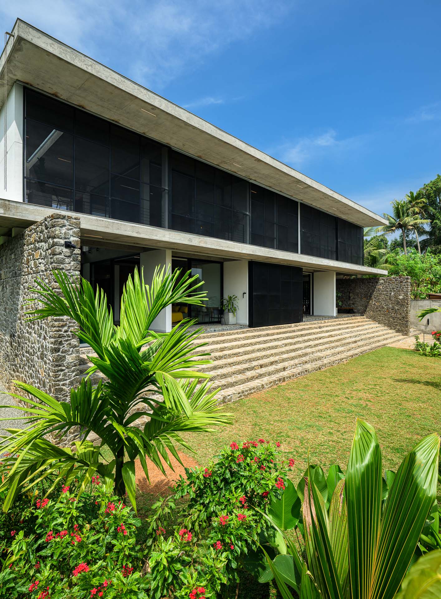 house-that-meets-the-river-52