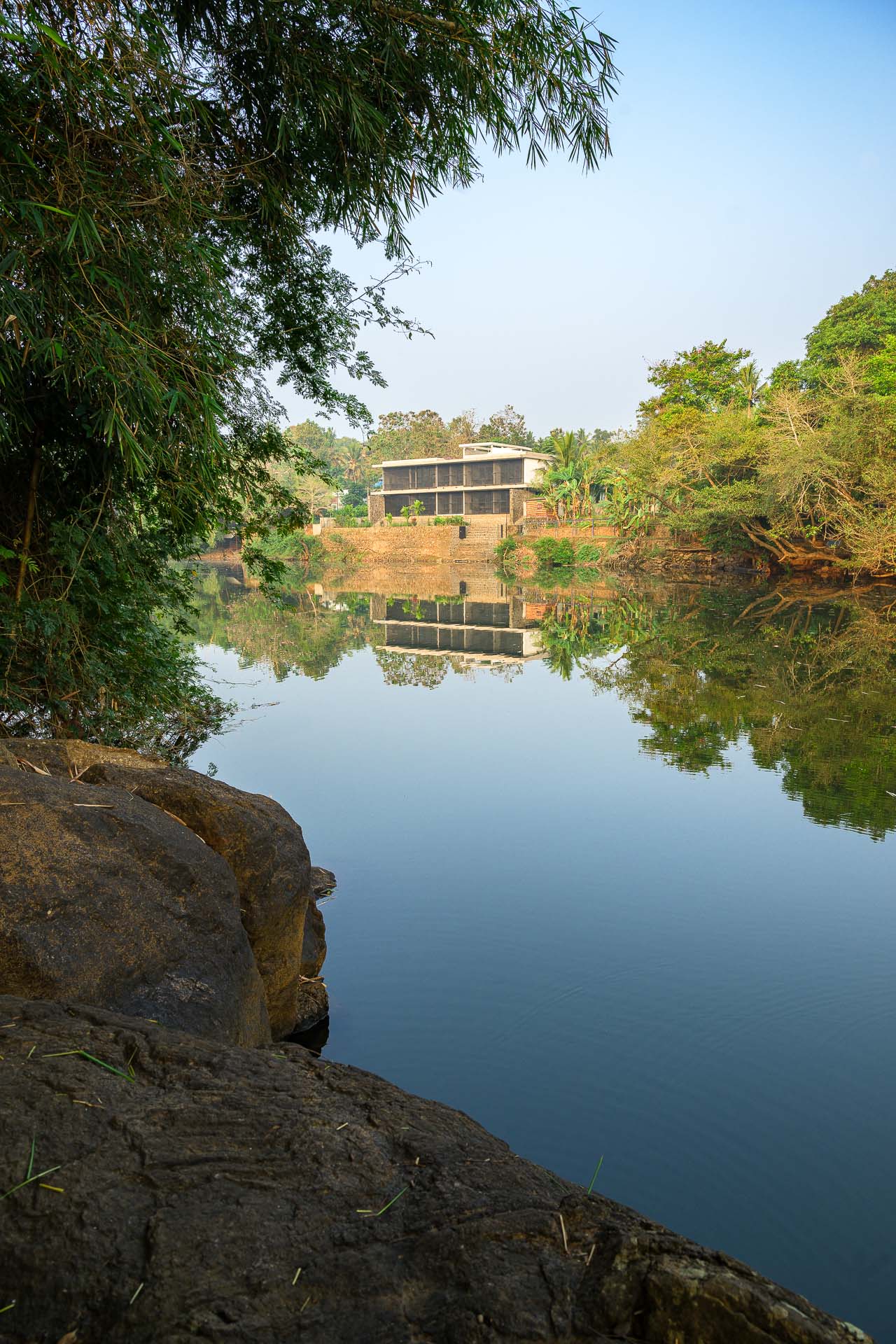 house-that-meets-the-river-54