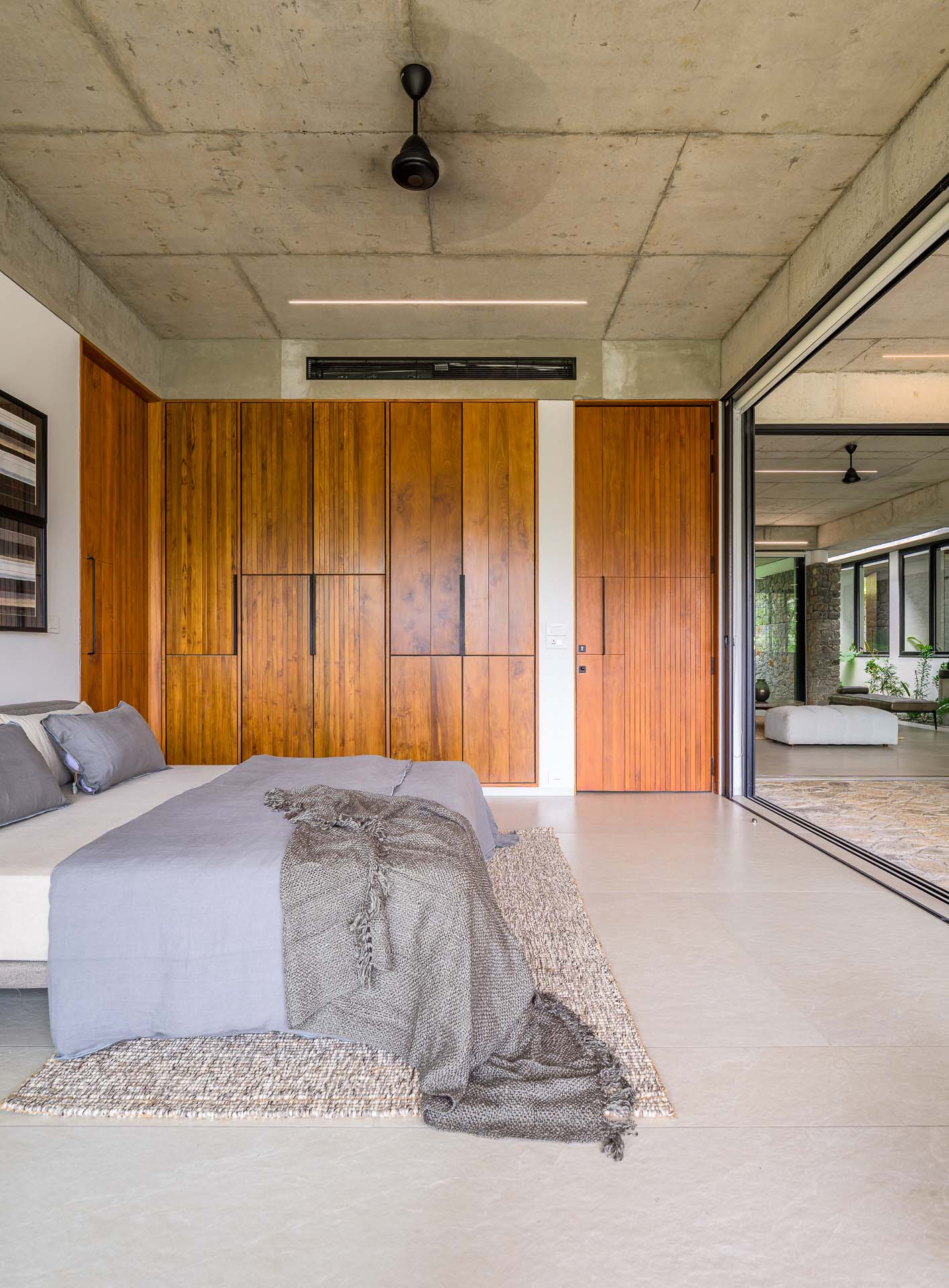 house-that-meets-the-river-58