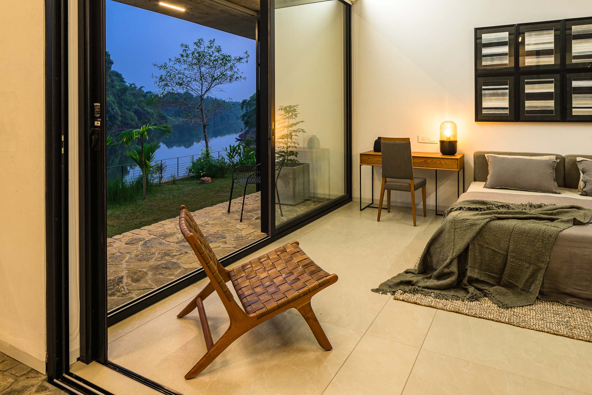 house-that-meets-the-river-60