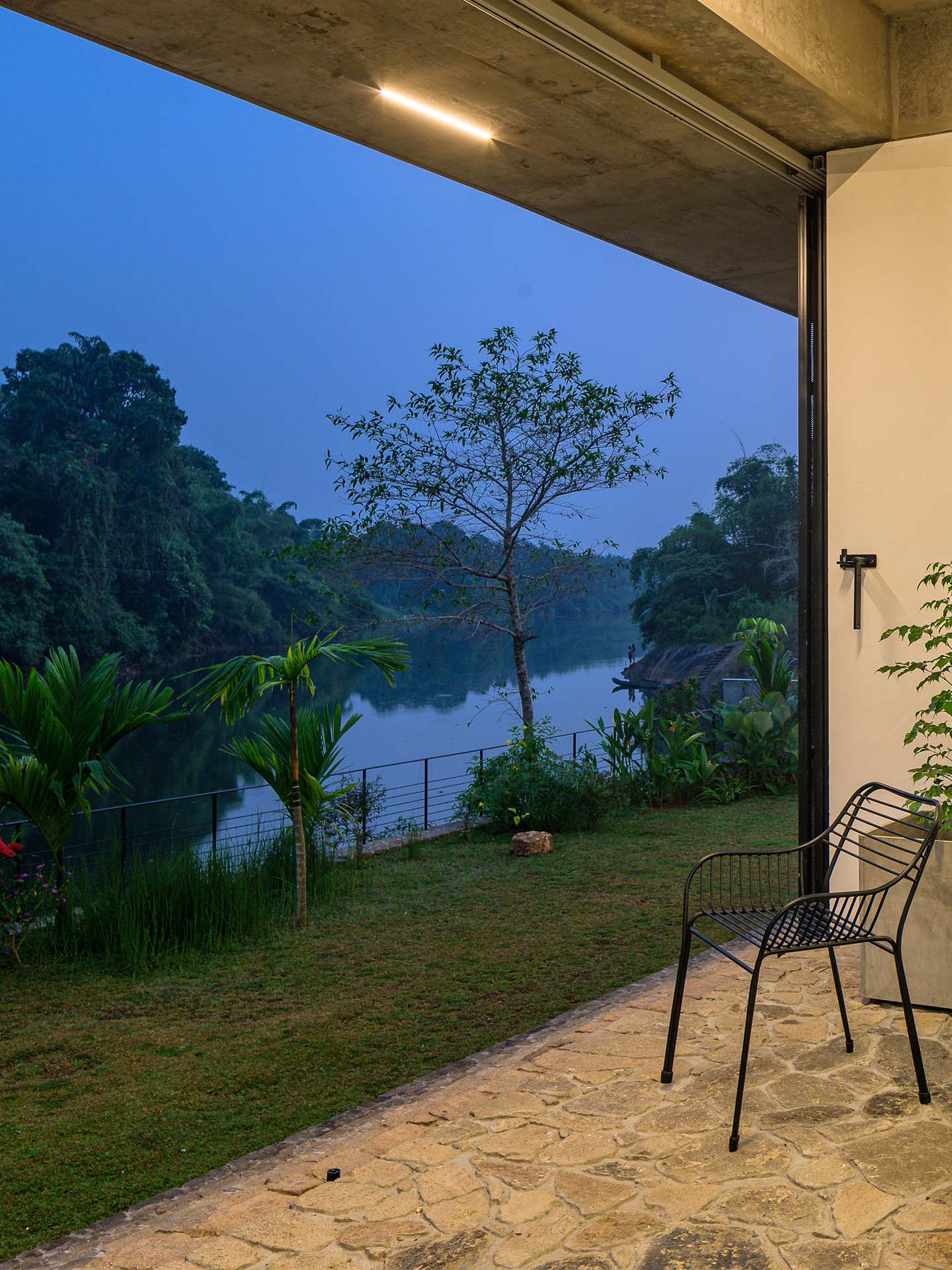 house-that-meets-the-river-61