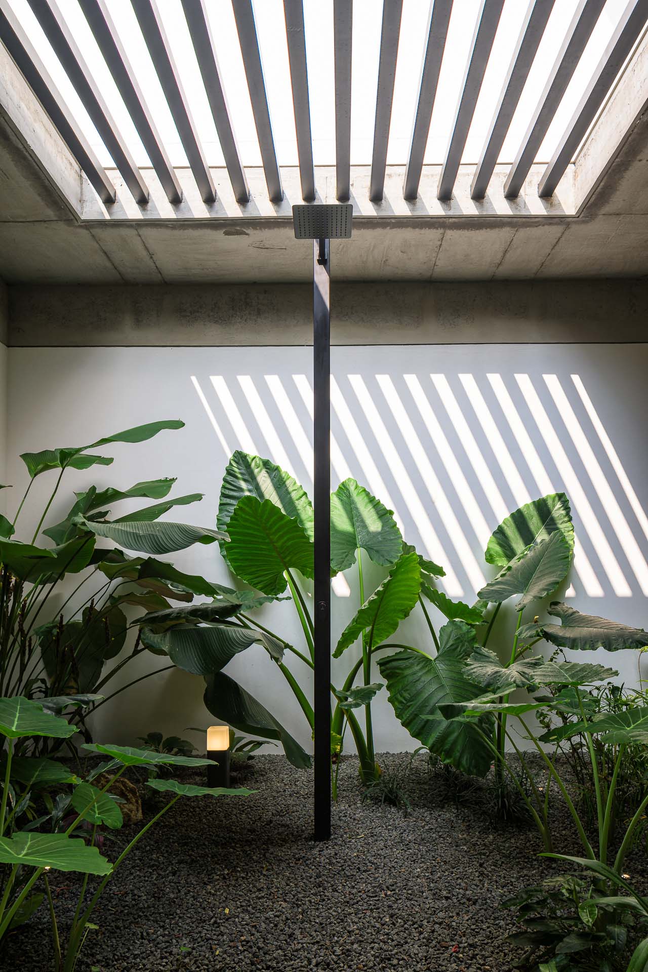 house-that-meets-the-river-67