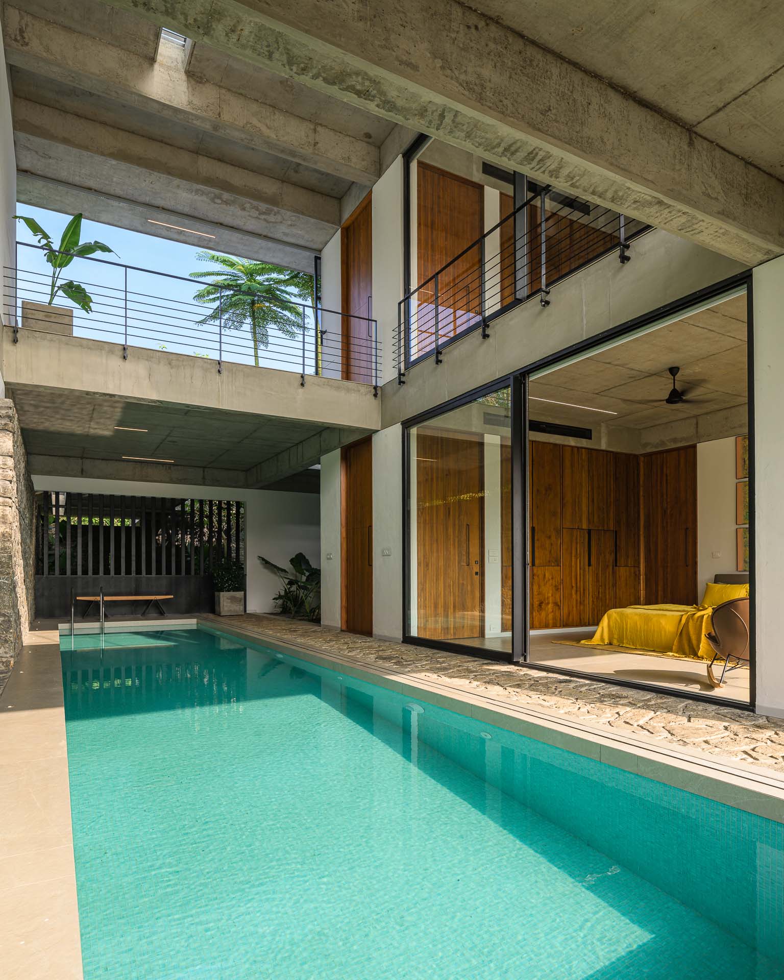 house-that-meets-the-river-75