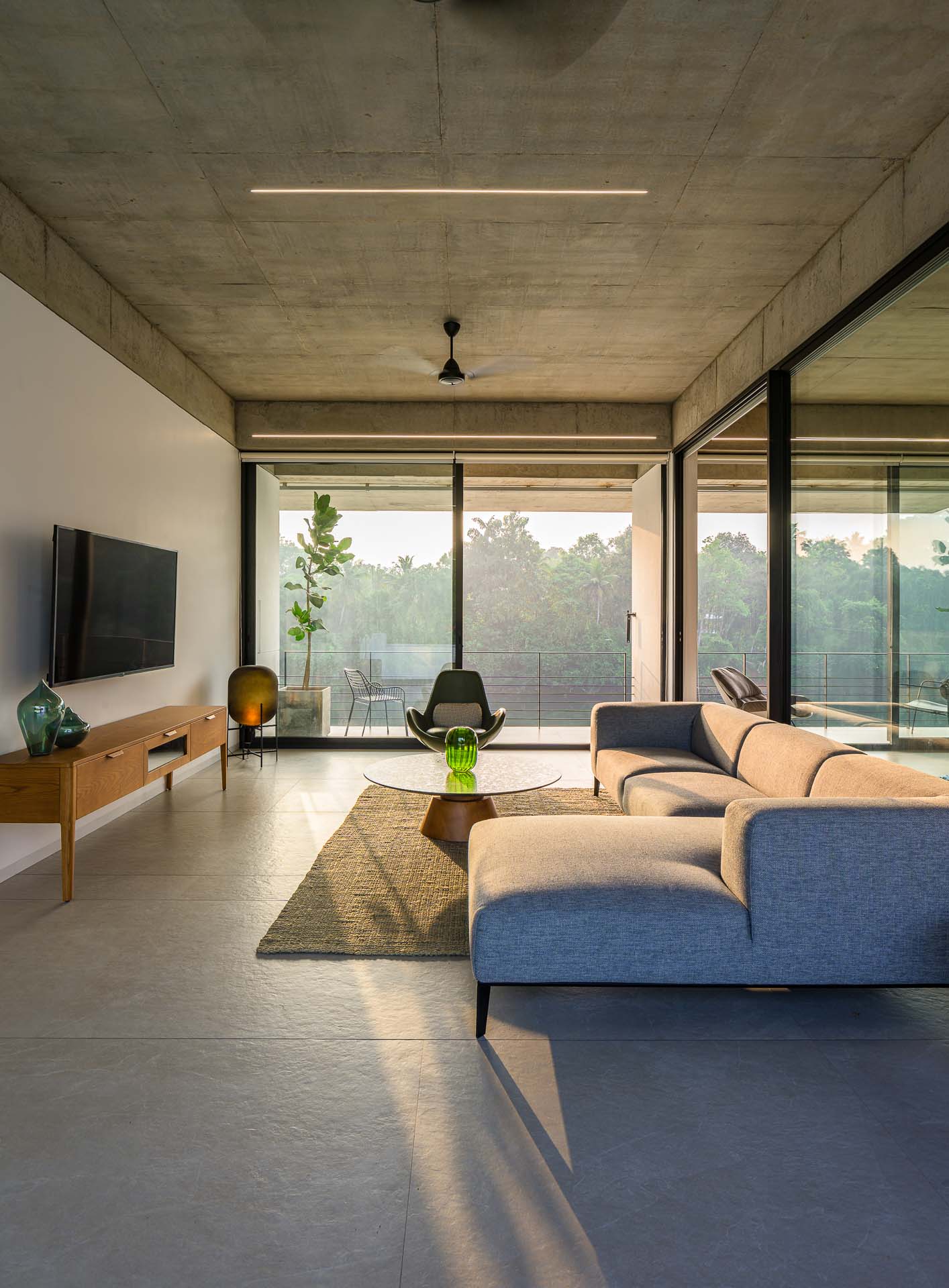 house-that-meets-the-river-90